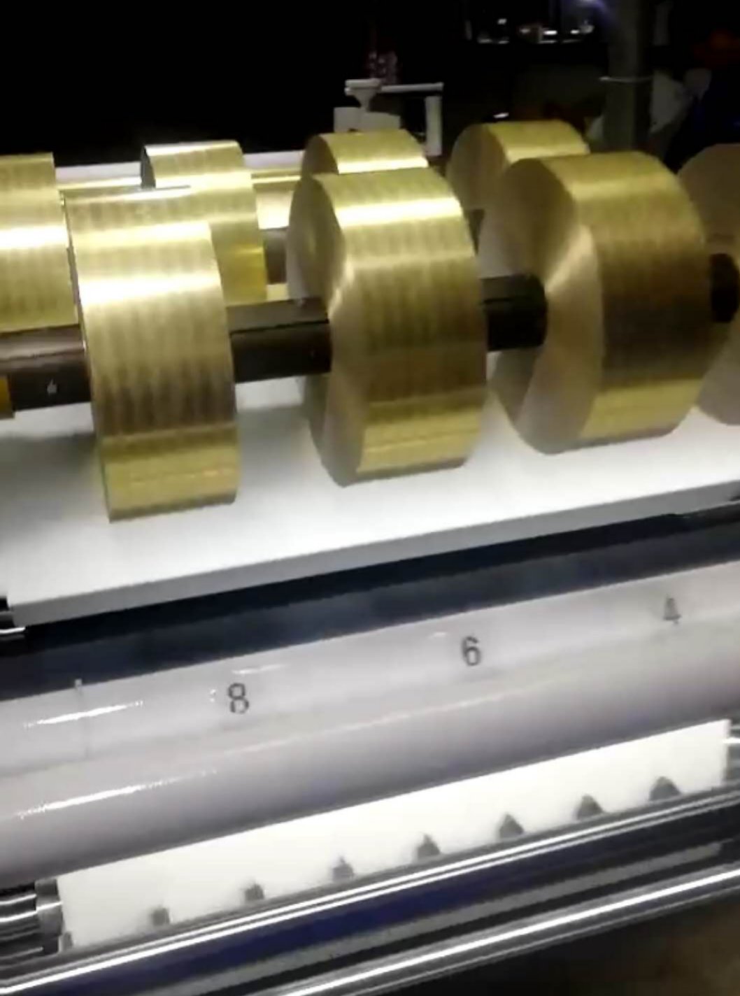 內(nèi)襯紙分切壓紋連線機(jī)